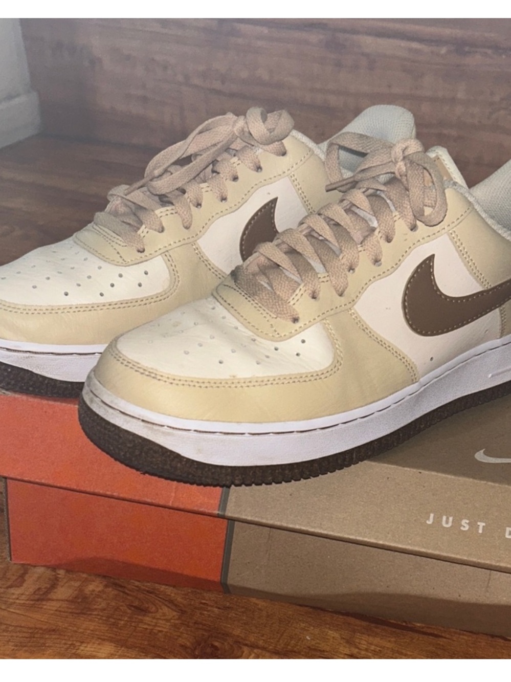 Nike Men’s Sneakers Cream White Brown